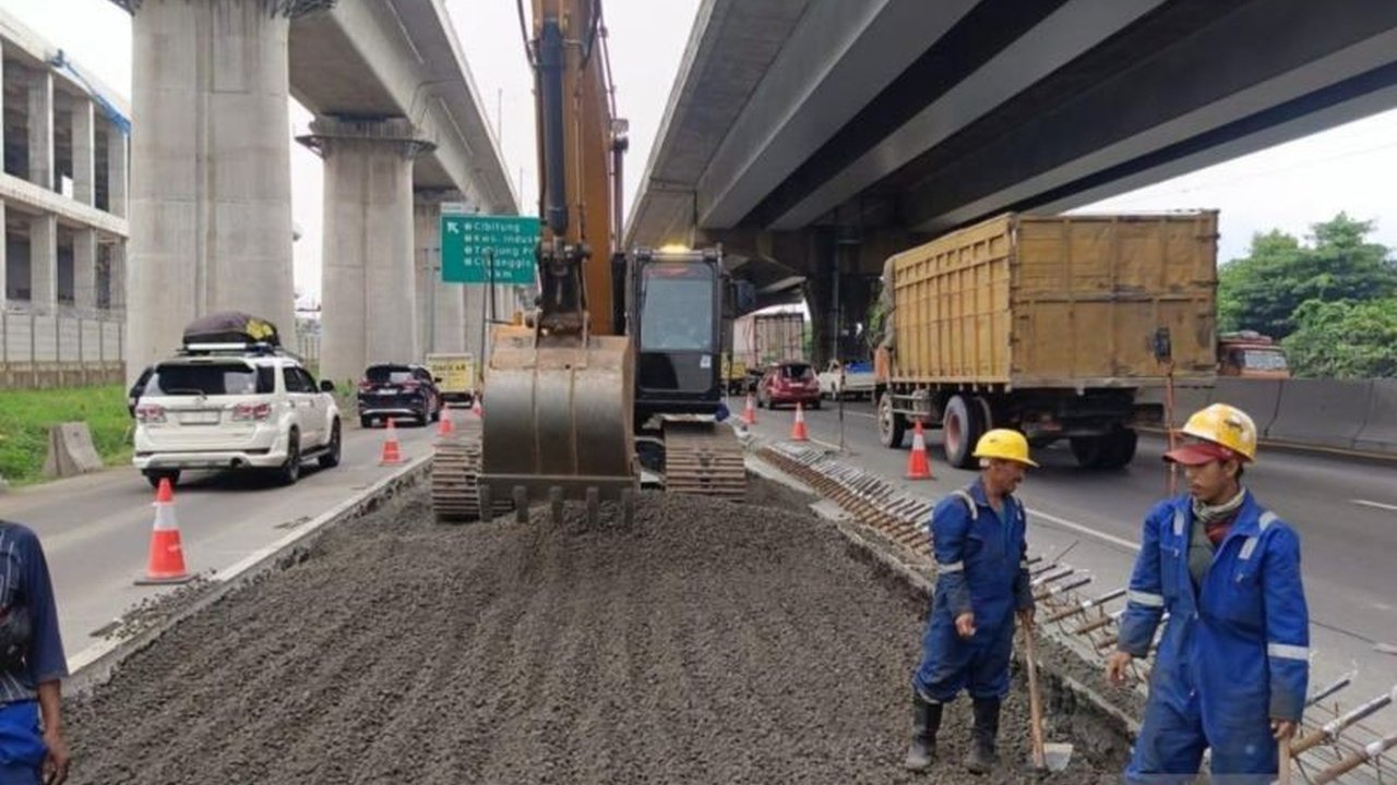 PT Jasamarga Transjawa Tol (JTT) optimalkan pemeliharaan jalan tol Transjawa di tahun 2025, meliputi perbaikan jalan, marka jalan, dan gardu transaksi untuk memastikan layanan prima dan keselamatan pengguna jalan.