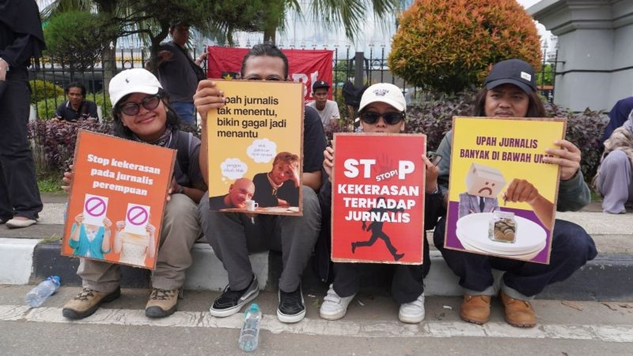 Aliansi Jurnalis Independen (AJI) Samarinda menggelar aksi damai memperingati Hari Buruh, menyoroti rendahnya jaminan sosial dan kekerasan terhadap jurnalis.