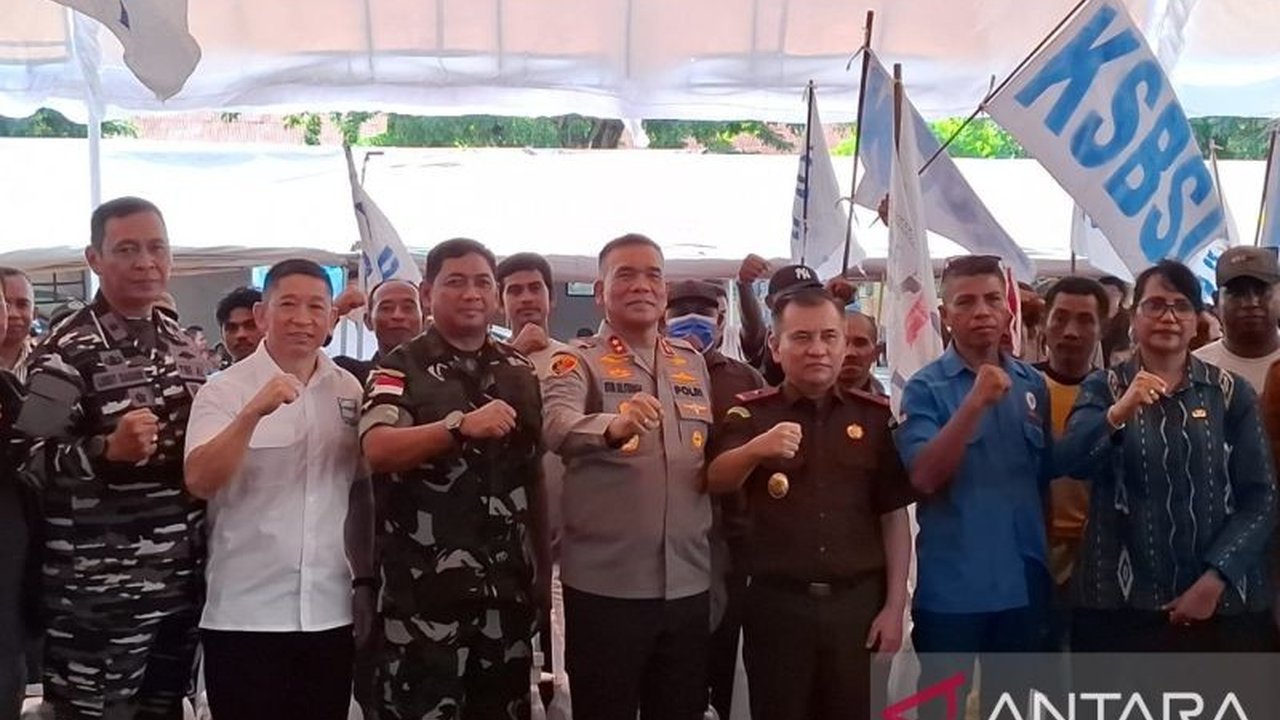 Kapolda NTT, Irjen Pol. Daniel Tahi Monang Silitonga, berdialog dengan ratusan buruh dari tiga organisasi berbeda dalam acara May Day Fiesta di Kupang, membahas berbagai permasalahan buruh dan mencegah demonstrasi di jalanan.