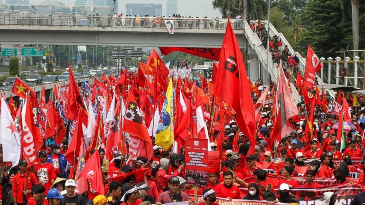 Gelombang PHK di media massa memprihatinkan, mengancam keberlangsungan pers dan demokrasi di Indonesia, khususnya di Hari Buruh tahun 2025.
