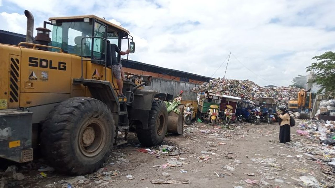 Pemerintah Kota Mataram menunggu izin Kementerian Lingkungan Hidup (KLH) untuk lahan alternatif pembuangan sampah di Lombok Barat guna mengatasi darurat sampah setelah penutupan TPA Kebon Kongok.