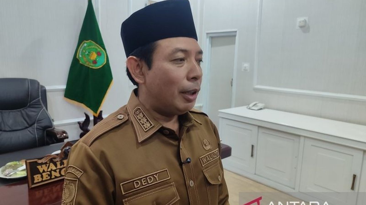 Wali Kota Bengkulu meminta lurah mengundurkan diri jika tak mampu memanfaatkan dana kelurahan Rp13,4 miliar untuk pembangunan dan pemberdayaan masyarakat di 67 kelurahan pada 2025.