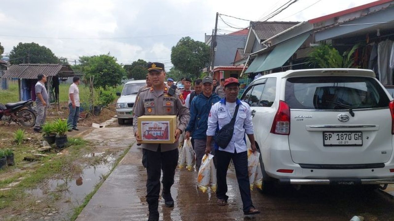 Peringatan May Day di Batam diwarnai bakti sosial antara polisi dan buruh, menandai sinergi positif dan komitmen bersama menjaga kondusifitas wilayah.