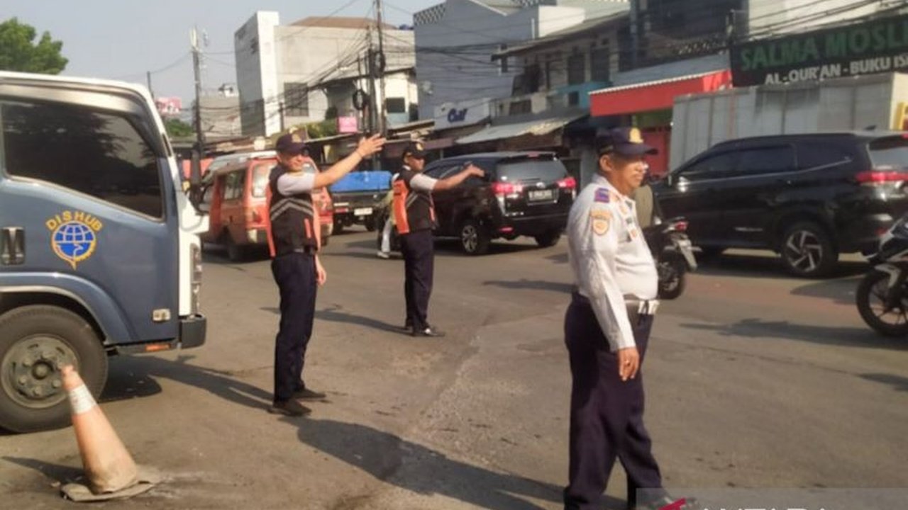 Sudinhub Jakarta Timur kerahkan 26 personel untuk atur lalu lintas di Asrama Haji Pondok Gede demi kelancaran arus mudik jamaah haji dan mencegah kemacetan.