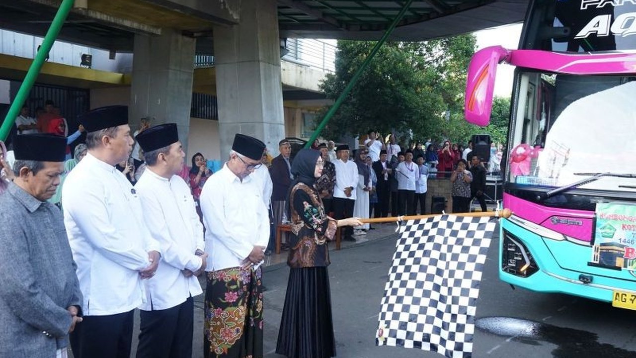 Sebanyak 12 calon haji asal Kota Kediri tertunda keberangkatannya ke Tanah Suci karena masalah visa, sementara 240 jamaah lainnya telah diberangkatkan.