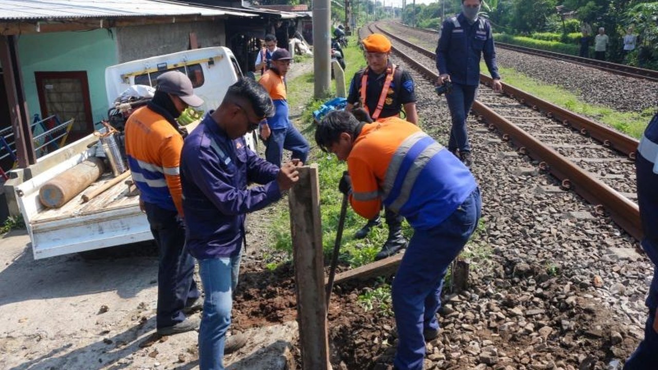 PT KAI Daop 1 Jakarta telah menutup 12 perlintasan liar hingga April 2025 untuk mengurangi kecelakaan di perlintasan sebidang dan meningkatkan keselamatan perjalanan kereta api.