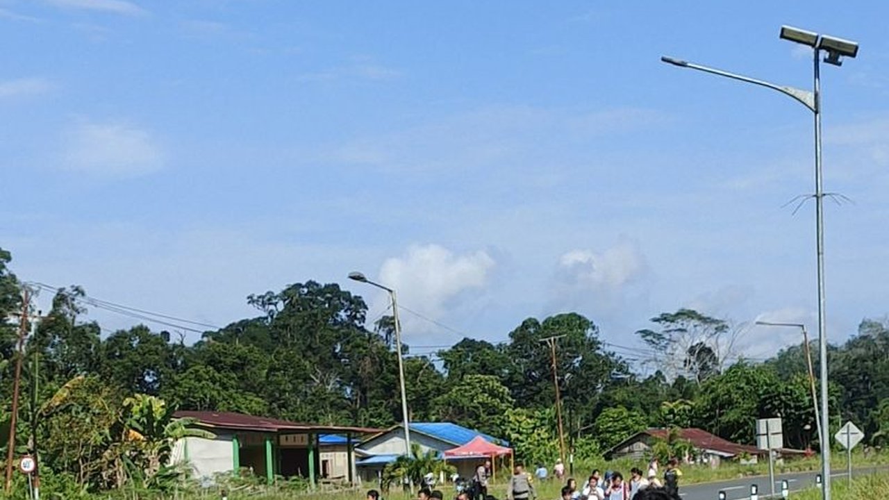 Federasi Buruh Sambas melakukan aksi pungut sampah di perbatasan Aruk-Malaysia, mengubah pandangan masyarakat tentang buruh yang selama ini identik dengan aksi protes.