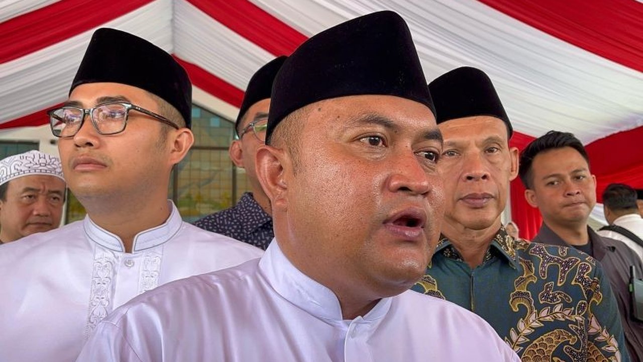 Kabupaten Bogor berencana membangun pusat layanan haji di Stadion Pakansari, Cibinong, sebagai langkah awal untuk memiliki embarkasi haji sendiri pada 2027-2028, guna menampung jemaah haji terbanyak di Indonesia.