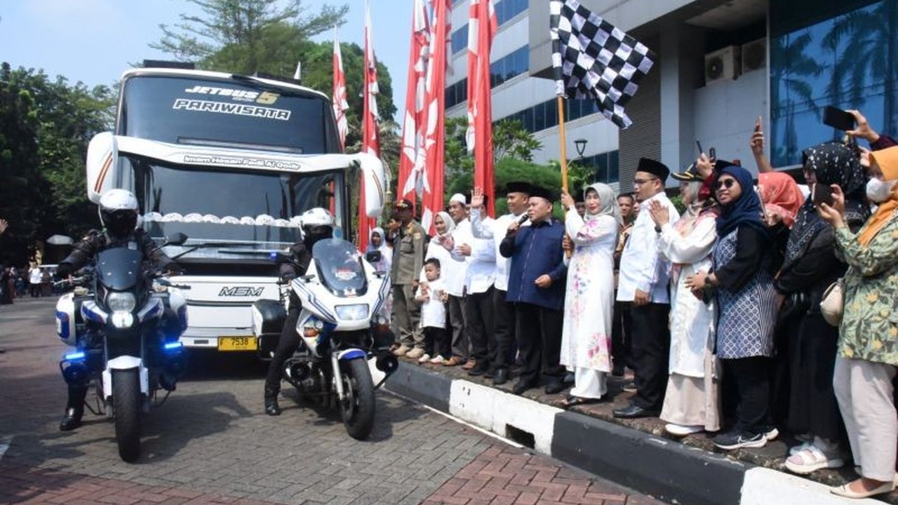 Plt Wali Kota Jaktim melepas 150 jamaah calon haji dari KBIHU Al Amiroh Cakung,  berpesan agar menjaga kesehatan dan mental selama ibadah haji di Arab Saudi.