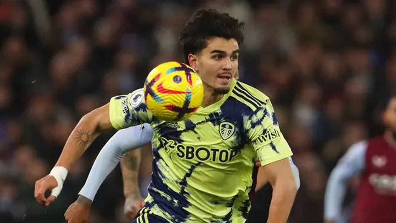 Bek Leeds United, Pascal Struijk menguasai bola saat menghadapi Aston Villa pada laga Liga Inggris 2022/2023 di Villa Park, Birmingham (13/1/2023). Dipromosikan ke tim senior Leeds United pad