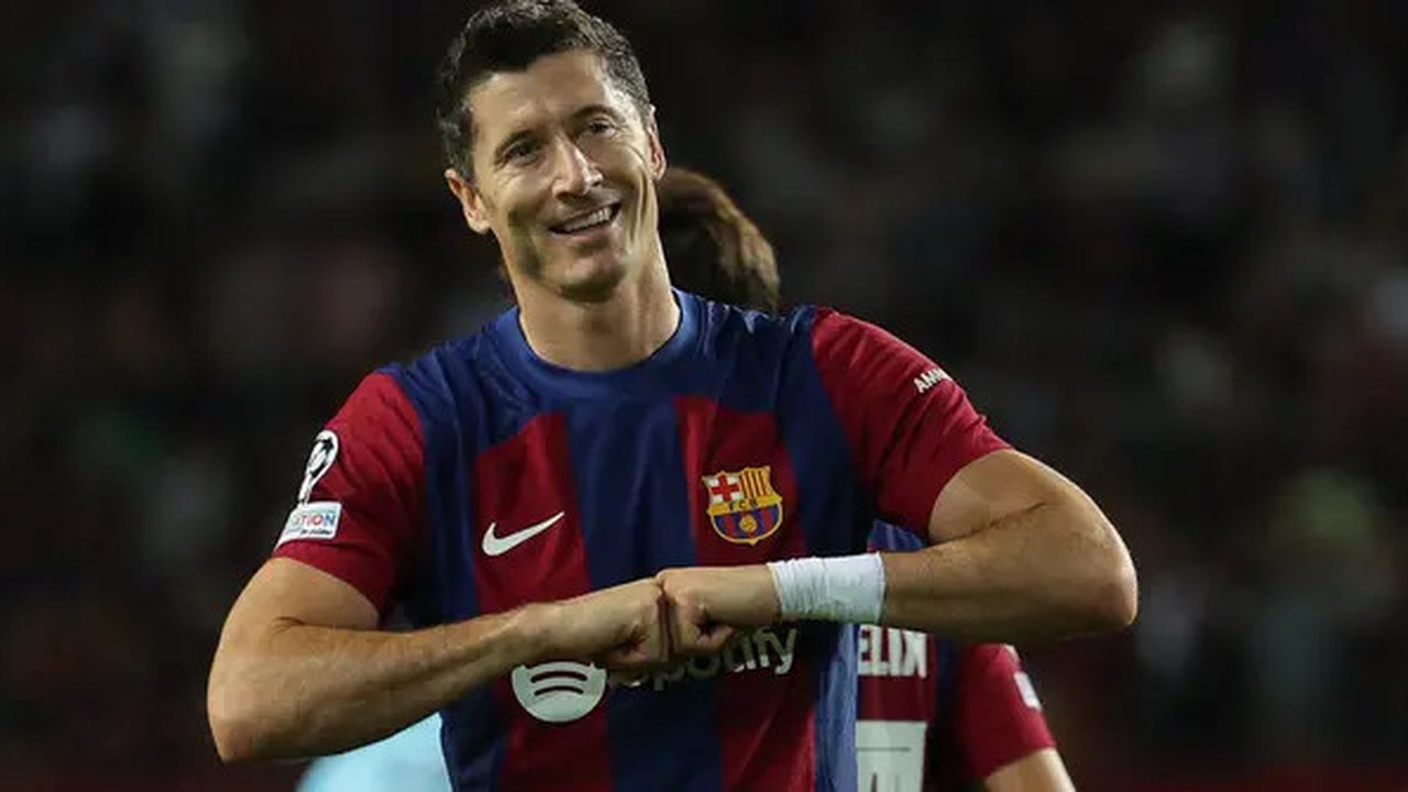 Tiga gol lainnya masing-masing diciptakan oleh Robert Lewandowski, bunuh diri Jelle Bataille, dan Gavi. (LLUIS GENE / AFP)