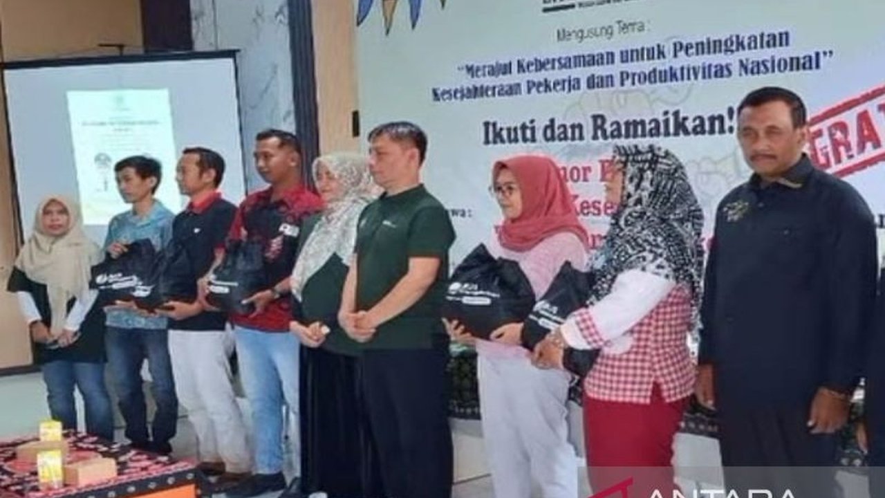 Pemkab Pamekasan peringati Hari Buruh Internasional dengan menggelar bakti sosial berupa pembagian sembako, donor darah, dan pemeriksaan kesehatan gratis untuk 100 buruh, sebagai bentuk apresiasi atas kontribusi mereka.