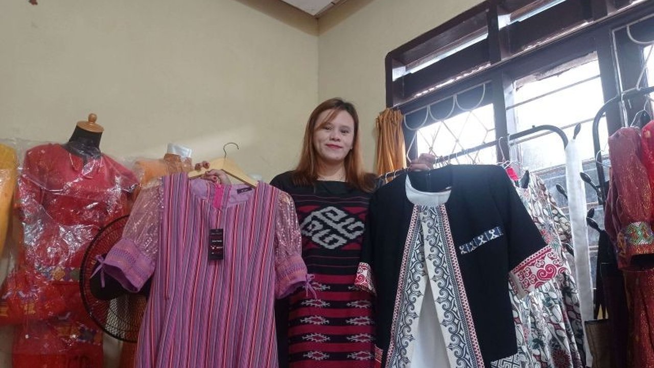 Rumah BUMN Makassar berkolaborasi dengan UMKM lokal, khususnya Naval Modesty Tailor, untuk memodernisasi dan memasarkan kain tenun Toraja ke pasar nasional bahkan internasional melalui program 4 Go.