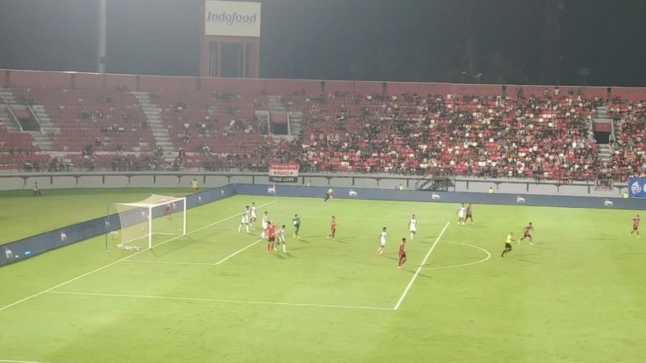 Bali United meraih kemenangan telak 4-0 atas PSIS Semarang di Stadion Kapten I Wayan Dipta, Gianyar, Bali, dua gol di antaranya merupakan gol bunuh diri pemain PSIS.