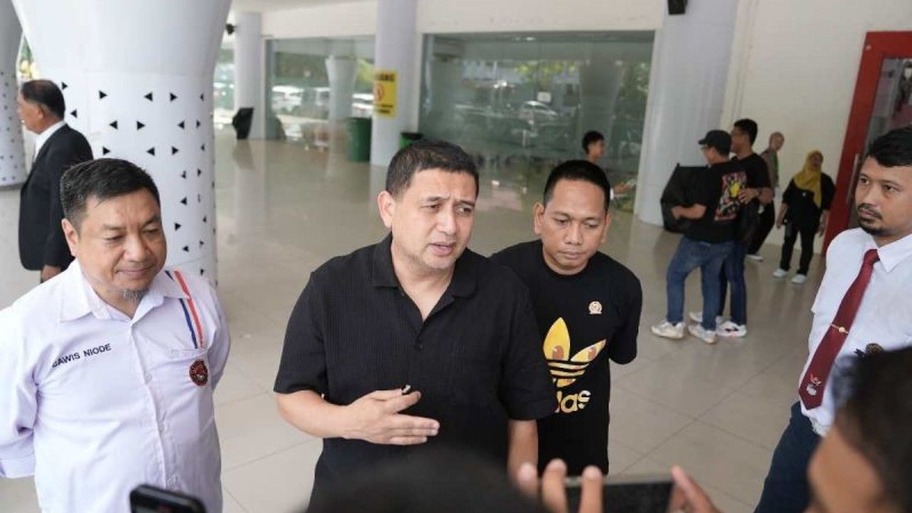 Wali Kota Makassar, Munafri Arifuddin, menekankan pentingnya pemenuhan hak dan kesejahteraan buruh serta mendorong sinergi yang kuat antara pemerintah, pengusaha, dan buruh untuk menciptakan hubungan industrial yang harmonis.