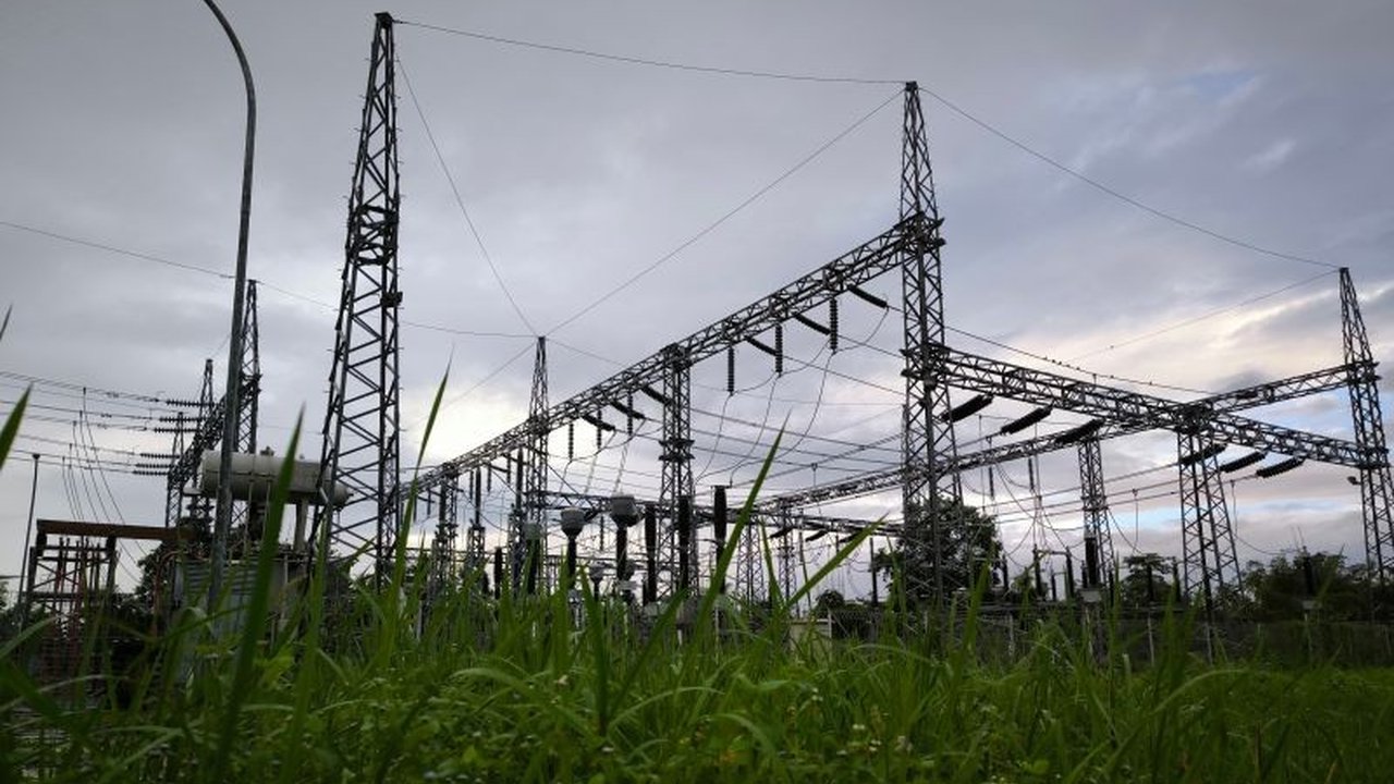 PLN UIP Sulawesi menyelesaikan pembangunan Saluran Udara Tegangan Tinggi (SUTT) 150 kV PLTMG Luwuk-Toili dan Gardu Induk (GI) 150 kV Toili di Banggai, Sulawesi Tengah, untuk memperkuat infrastruktur kelistrikan dan mendukung pertumbuhan ekonomi daerah.