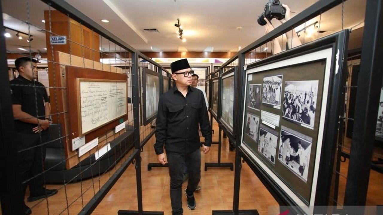 Wakil Menteri Dalam Negeri (Wamendagri) Bima Arya Sugiarto mengajak pemerintah daerah untuk melestarikan nilai-nilai luhur dan sejarah daerah, seperti yang terlihat dari kunjungannya ke Makam Bung Karno di Blitar.