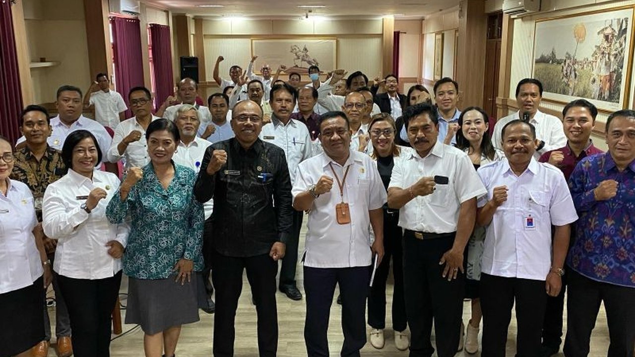 Pemerintah Kabupaten Buleleng, Bali, bahu-membahu dengan berbagai pihak mencari solusi atas rendahnya kemampuan literasi siswa SMP, dengan fokus pada evaluasi pembelajaran di SD dan sinergi antara sekolah, orang tua, dan pemerintah.