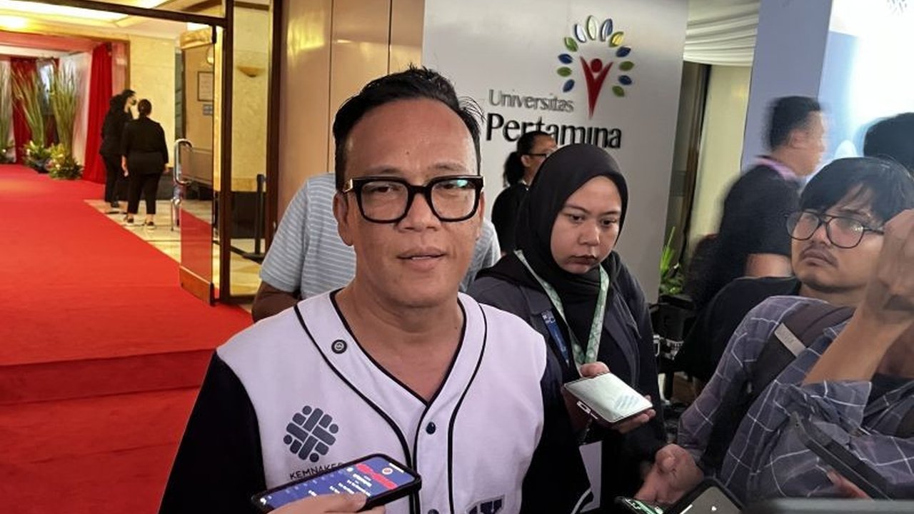 Wamenaker Immanuel Ebenezer Gerungan menyatakan pemerintah masih meninjau ulang kebijakan penghapusan outsourcing, dengan mempertimbangkan dampaknya terhadap iklim investasi di Indonesia.