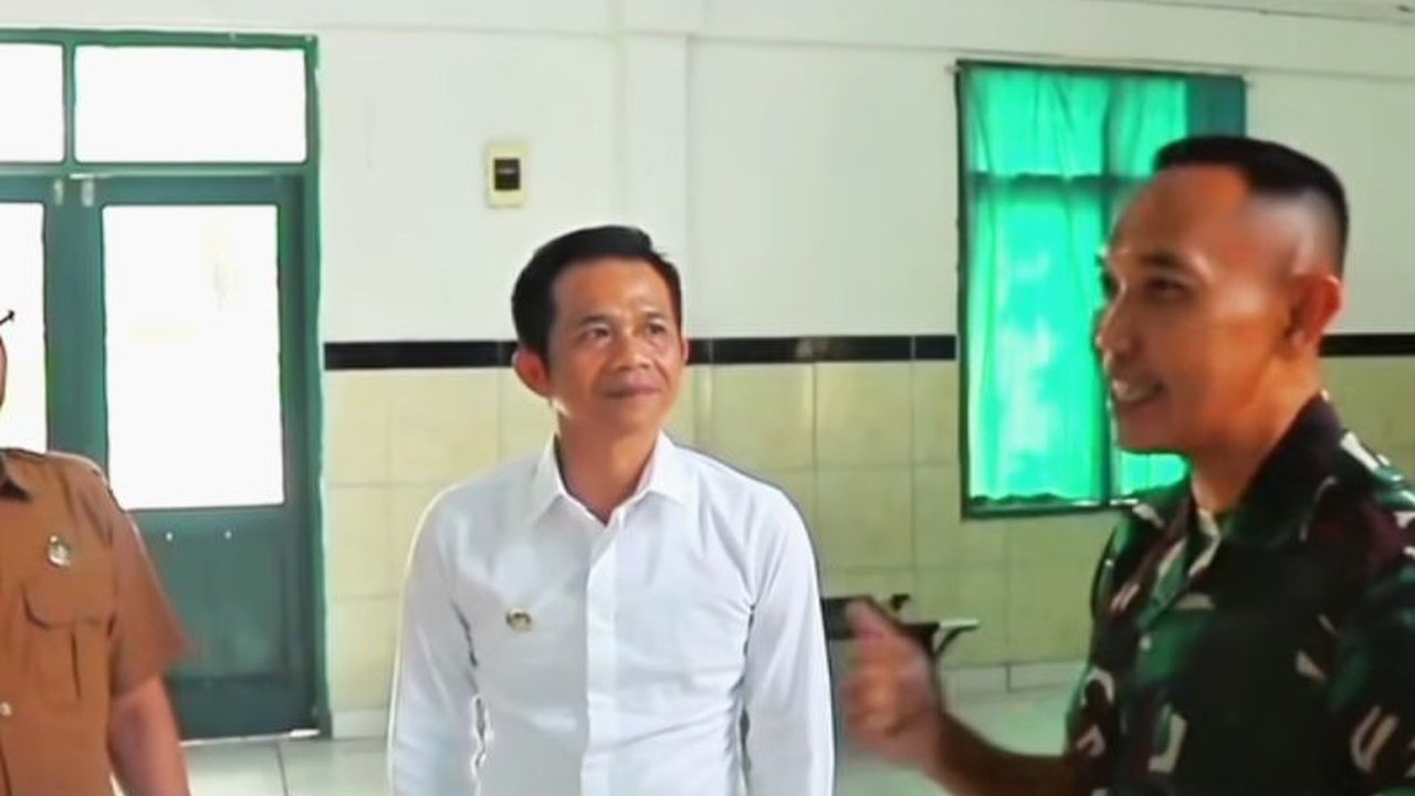 Pemerintah Kabupaten Purwakarta menerapkan pendidikan semi militer bagi pelajar untuk membentuk karakter dan disiplin, dimulai dengan 30-40 siswa di Markas TNI Resimen Armed 1/Sthira Yudha.