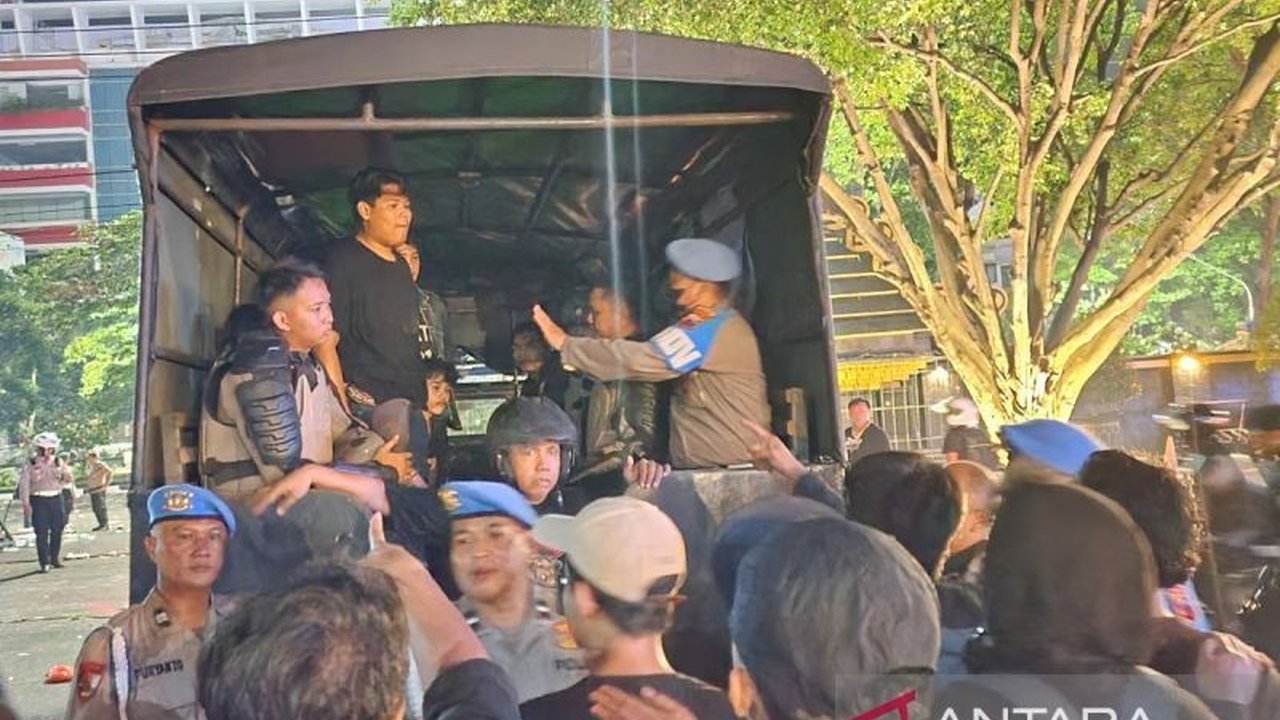 Polisi mengamankan sejumlah provokator yang diduga dari kelompok Anarko dan mahasiswa menyusup dalam aksi Hari Buruh di Semarang yang berakhir ricuh.