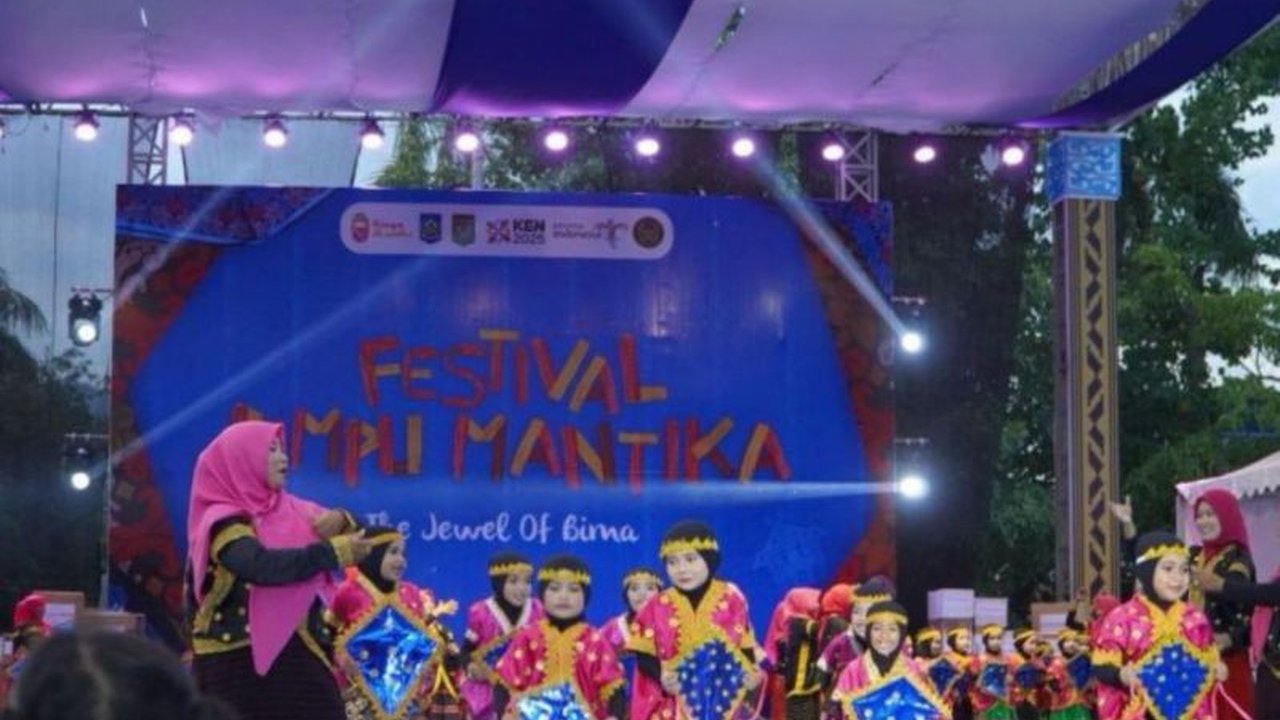 PLN NTB sukses menjaga pasokan listrik andal selama Festival Rimpu Mantika di Kota Bima, mendukung kelancaran acara budaya dan ekonomi lokal.