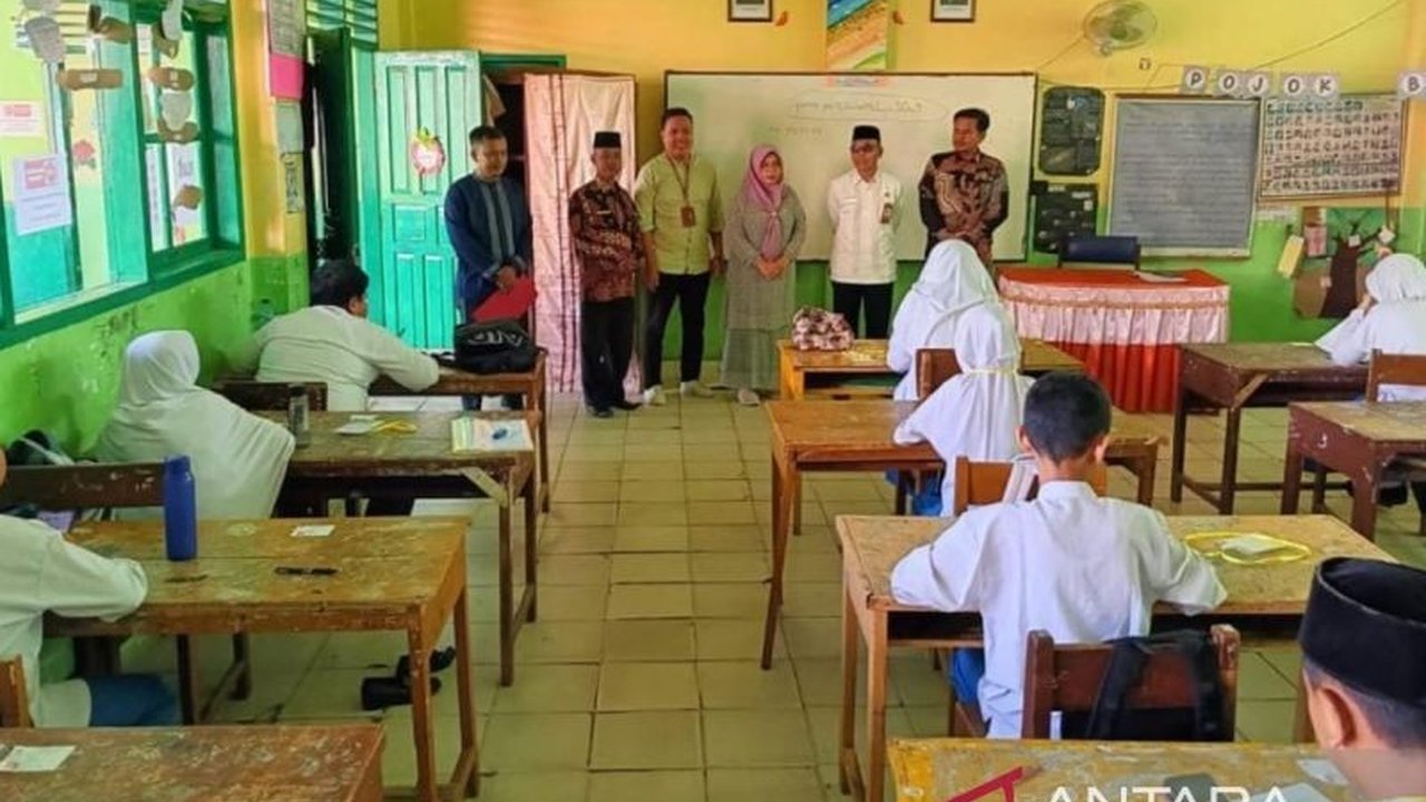 Madrasah Ibtidaiyah Negeri (MIN) Kota Solok sukses selenggarakan ujian madrasah berbasis gadget, memanfaatkan Google Form untuk hasil yang efisien dan akurat, menjadi contoh digitalisasi pendidikan.