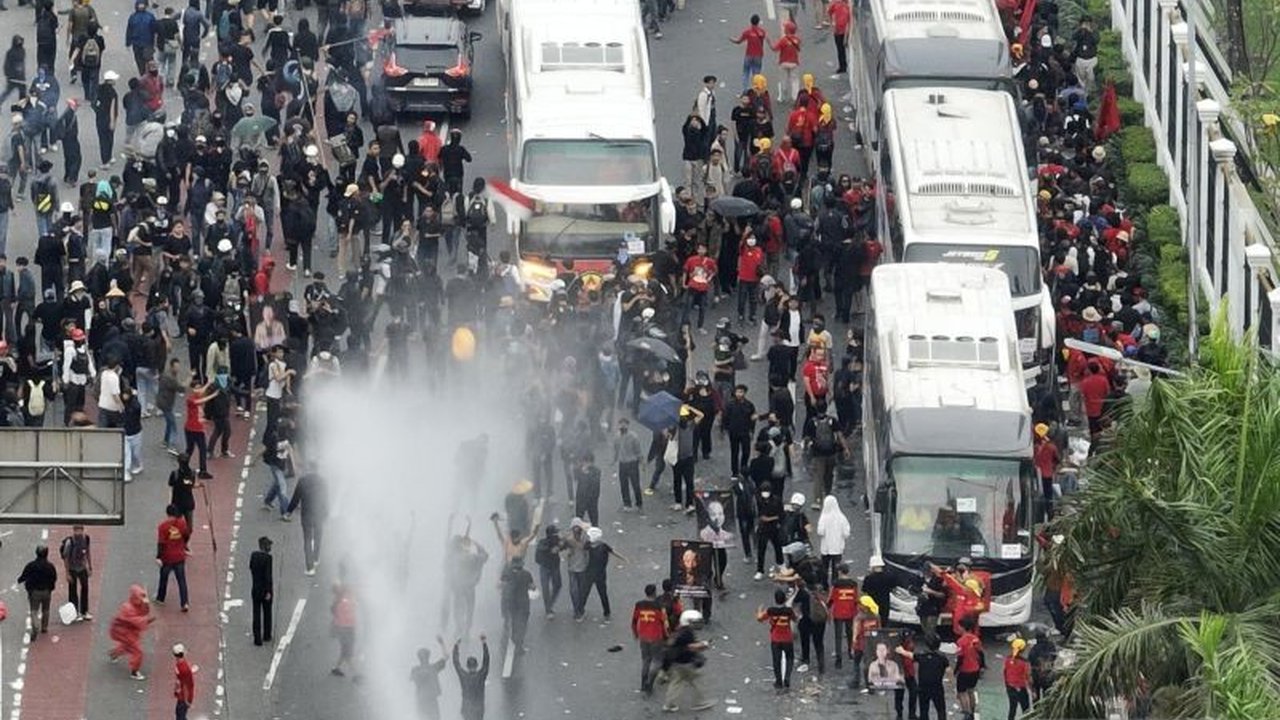 Polda Metro Jaya menangkap 13 orang yang terlibat aksi anarkis saat demonstrasi Hari Buruh Internasional di depan Gedung DPR/MPR, mereka melakukan pelemparan batu dan membawa petasan.