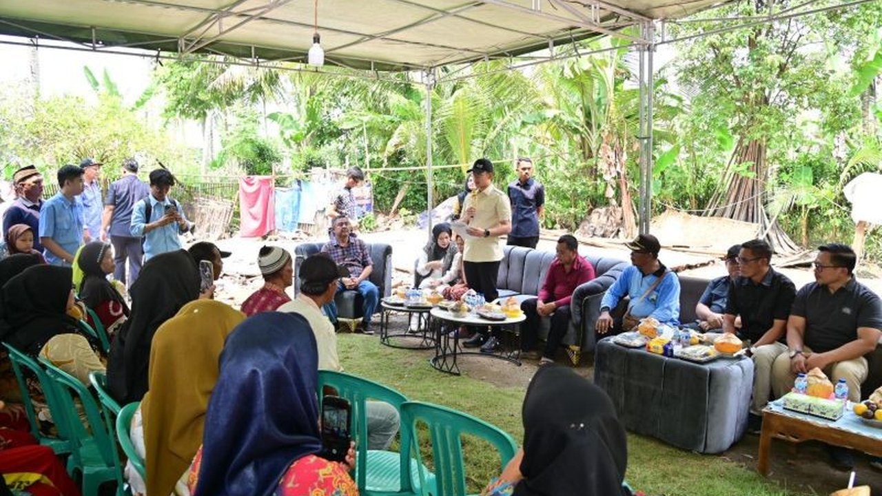 Pemkab Lamsel Berikan Bantuan Perbaikan Rumah Warga Korban Puting Beliung