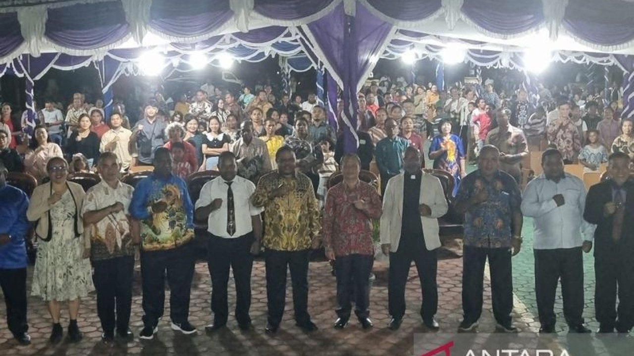 Bupati Manokwari, Hermus Indou, mengajak umat Kristen di Papua Barat untuk menjadi agen perdamaian dan mempererat persatuan dalam keberagaman masyarakat.