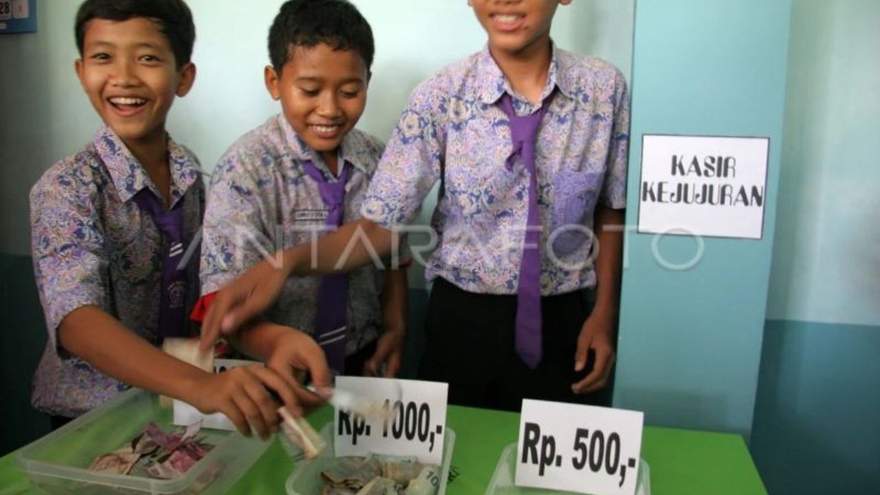Kepala Pusat Riset Pendidikan BRIN, Trina Fizzanty, mendorong penataan ulang orientasi pendidikan di Indonesia untuk mengatasi masalah kecurangan dan membangun karakter siswa.