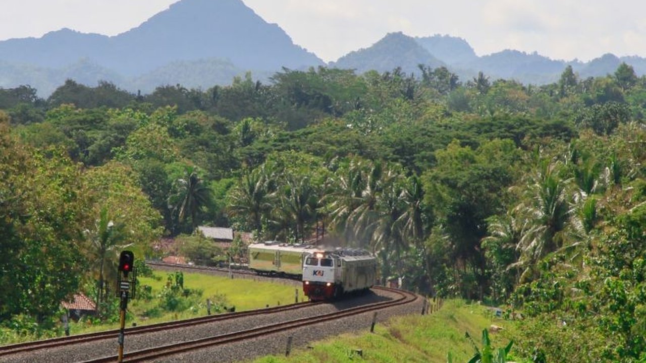 Pemandangan alam yang memikat di sepanjang lintasan kereta api Kulon Progo, Yogyakarta, menawarkan pengalaman perjalanan kereta api yang unik dan tak terlupakan.