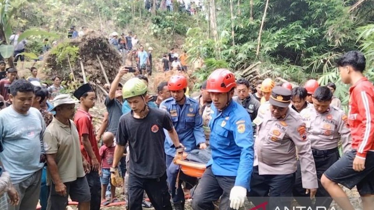 Seorang pedagang bambu di Magelang, Jawa Tengah, meninggal dunia setelah tertimbun longsoran tebing yang disertai rumpun bambu saat sedang memotong bambu.