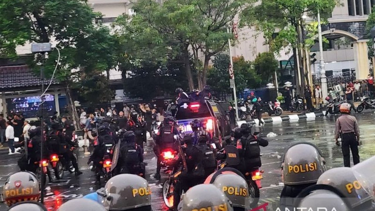 Aksi peringatan Hari Buruh di Semarang berakhir ricuh setelah sekelompok orang tak dikenal melakukan provokasi, menyebabkan polisi membubarkan massa dengan gas air mata dan meriam air.