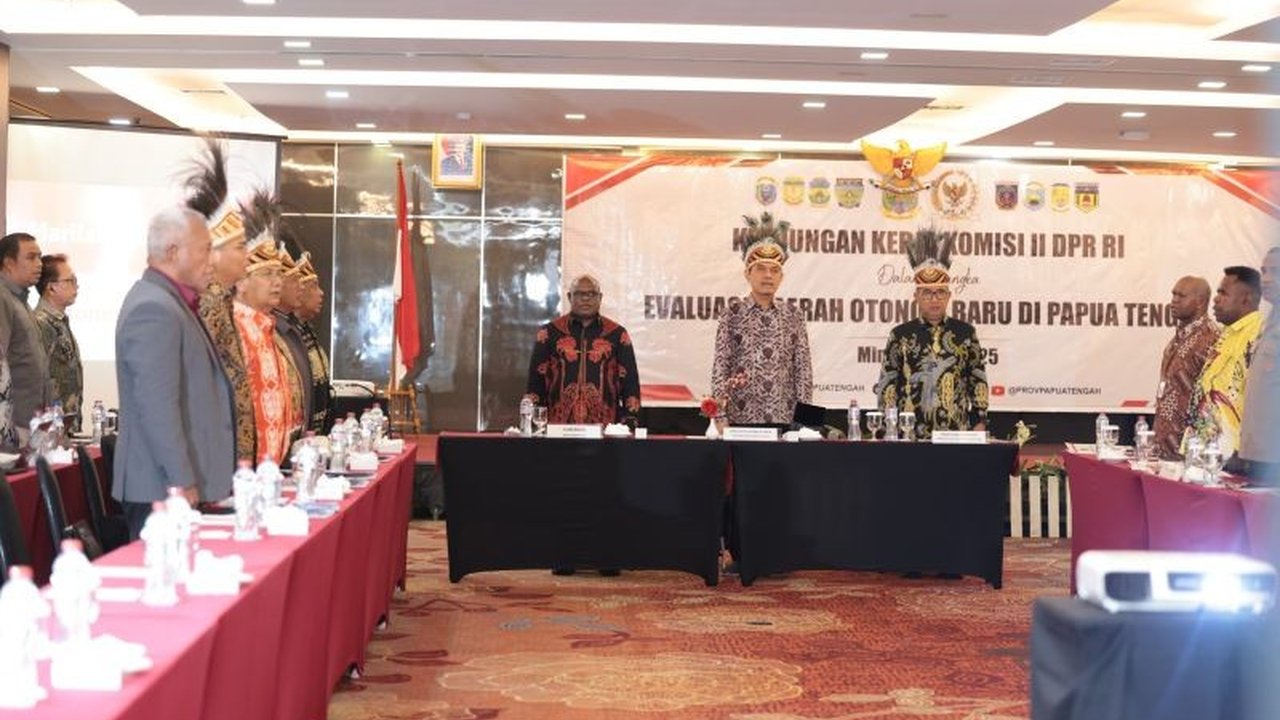 Komisi II DPR RI melakukan kunjungan kerja ke Mimika untuk mengevaluasi perkembangan Daerah Otonomi Baru (DOB) Papua Tengah,  fokus pada pembangunan infrastruktur dan pelayanan publik.