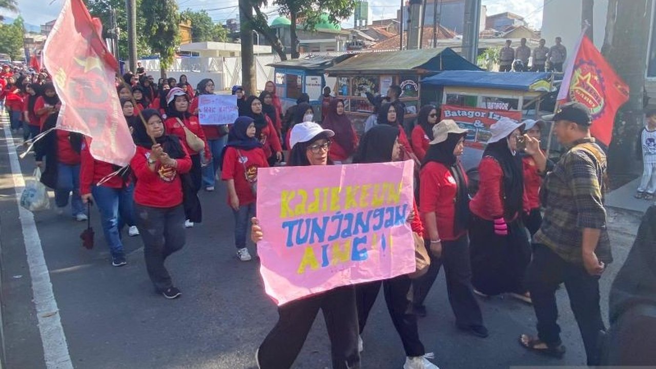 Disnakertrans Garut mengawal penyelesaian hak dua ribu lebih mantan karyawan PT Danbi Internasional yang di-PHK, termasuk THR dan pesangon, yang masih dalam proses hukum.