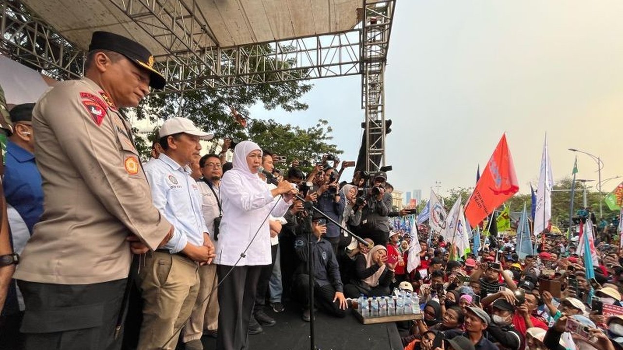 Gubernur Jawa Timur, Khofifah Indar Parawansa, memberikan kabar gembira bagi buruh di Jawa Timur dengan menjanjikan pelatihan bersertifikat, beasiswa bagi anak buruh, dan peningkatan kuota sekolah negeri dalam peringatan May Day.