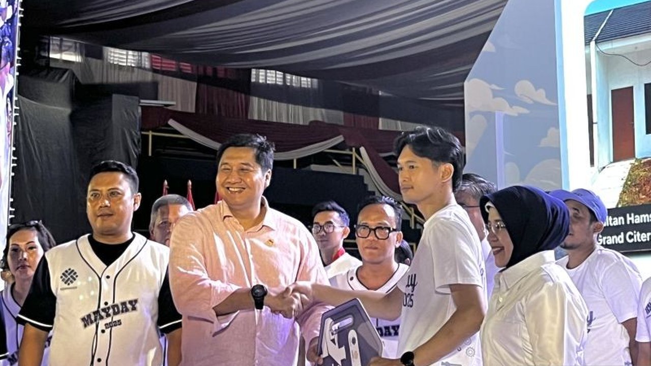 Pemerintah melalui Kementerian Pekerjaan Umum dan Perumahan Rakyat (PUPR) menyerahkan 100 kunci rumah subsidi kepada pekerja dalam rangka peringatan Hari Buruh Internasional di Jakarta.