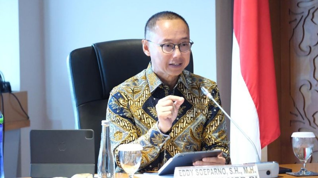 Wakil Ketua MPR Eddy Soeparno memuji kehadiran Presiden Prabowo Subianto di acara May Day dan menekankan pentingnya kesejahteraan buruh serta iklim investasi yang kondusif bagi pertumbuhan ekonomi Indonesia.