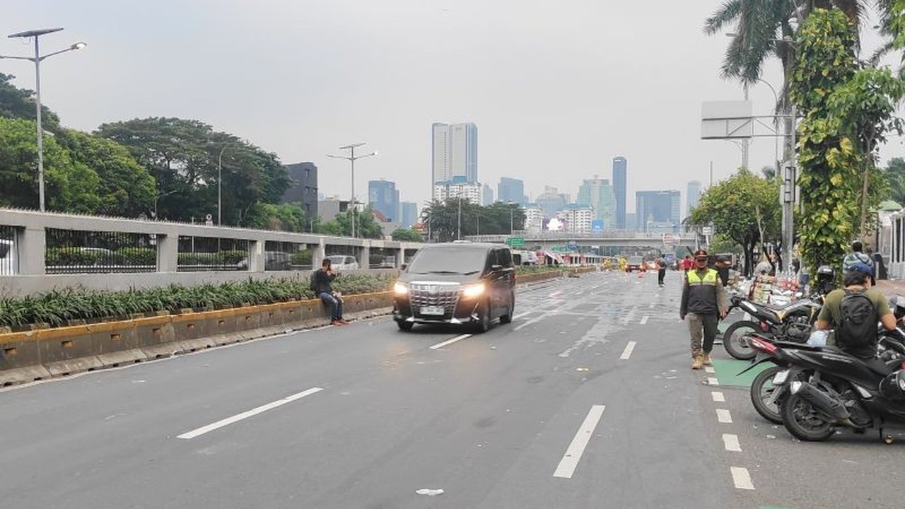 Jalan di depan Gedung DPR RI yang sempat ditutup akibat aksi ribuan buruh pada May Day 2025 kini telah kembali dibuka untuk umum setelah aparat keamanan membubarkan massa.