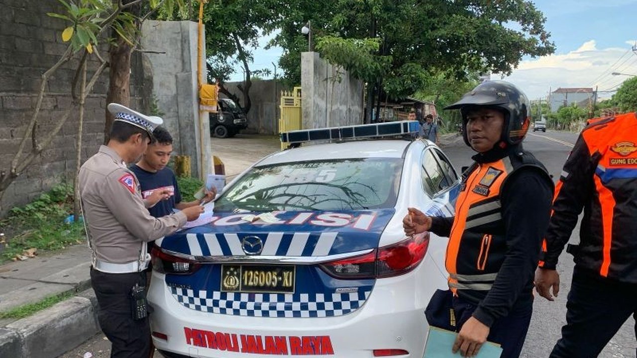 Polresta Denpasar menindak tegas kendaraan yang parkir di badan Jalan Cargo, Denpasar Utara, guna mengurangi kemacetan dan mencegah kecelakaan, dengan tiga truk ditilang sebagai langkah awal.