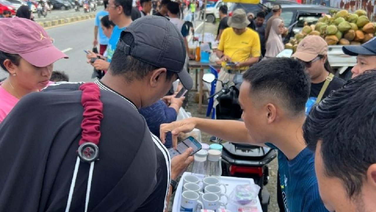 PLN Papua dan Papua Barat sosialisasikan aplikasi PLN Mobile di Hari Bebas Kendaraan Bermotor (HBKB) Kota Jayapura untuk memudahkan layanan kelistrikan bagi masyarakat.