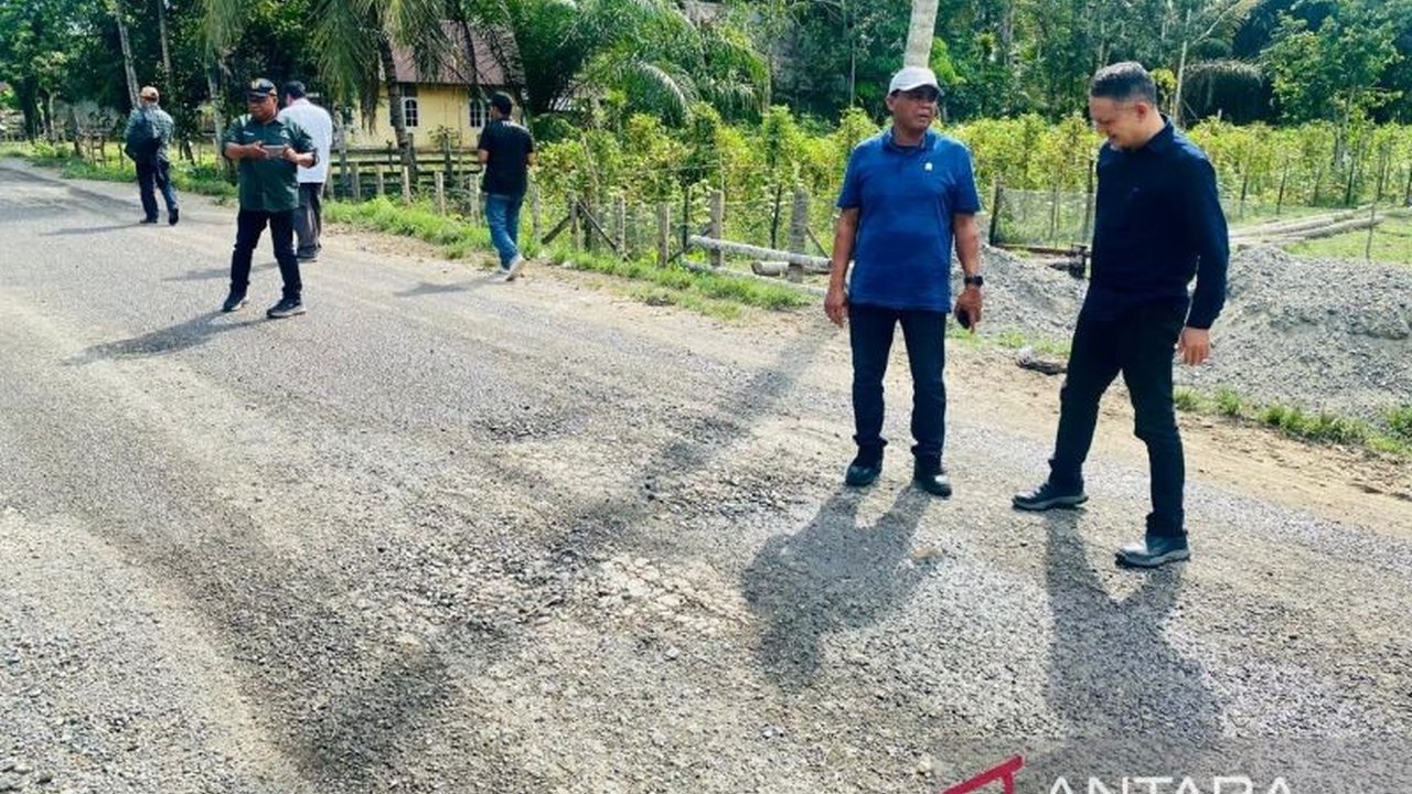 DPRK Aceh Barat menemukan kerusakan parah jalan di Desa Meunasah Rayeuk akibat pengangkutan batu bara yang melebihi tonase, dengan perbaikan jalan yang dilakukan perusahaan tambang dinilai asal-asalan.