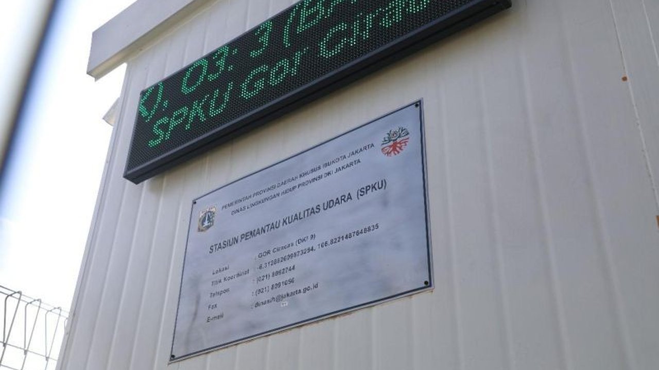 Polusi udara Jakarta menempati peringkat ketujuh terburuk di dunia pada Jumat pagi, mendorong DLH DKI untuk menambah sensor pemantau kualitas udara guna intervensi lebih cepat dan akurat.