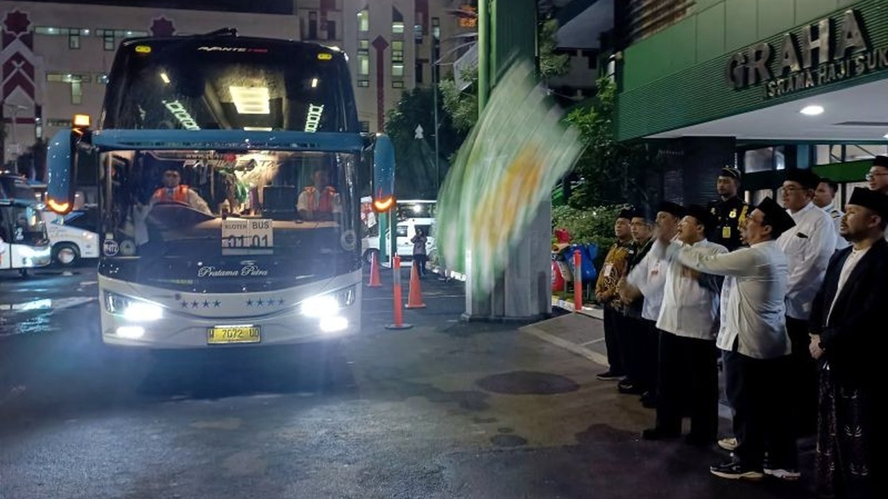 PPIH Embarkasi Surabaya melakukan pengecekan ulang kesehatan, administrasi, dan barang bawaan jamaah haji sebelum keberangkatan untuk memastikan kelancaran ibadah haji.