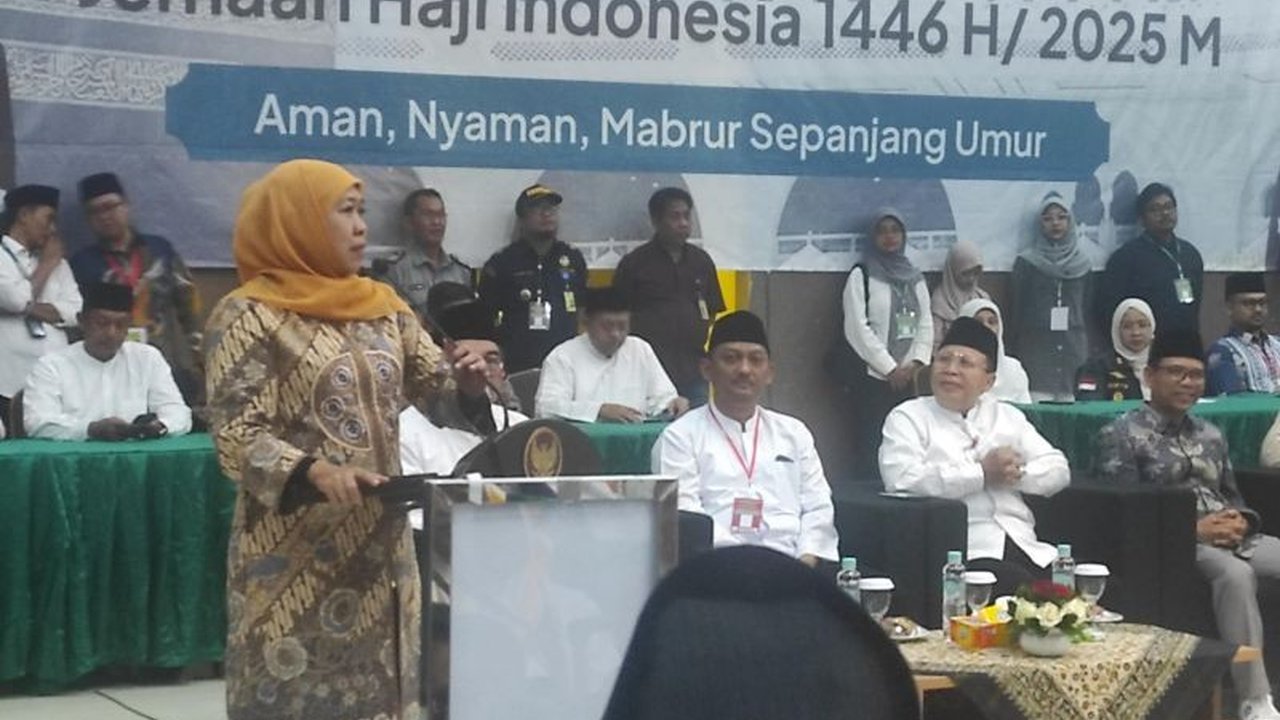 Gubernur Khofifah melepas keberangkatan kloter pertama hingga ketiga jamaah calon haji (JCH) asal Jawa Timur,  mengucapkan doa agar ibadah haji berjalan lancar dan seluruh JCH kembali ke Tanah Air dengan selamat.