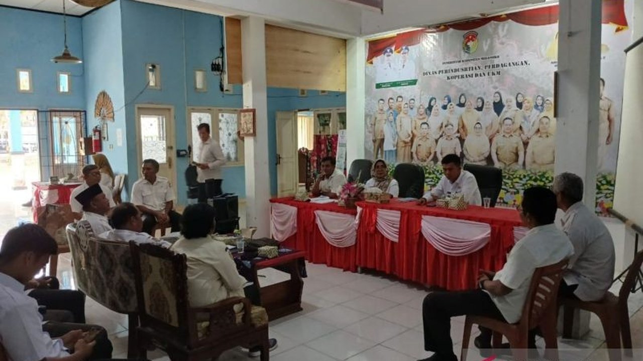 Pemerintah Kabupaten Mukomuko, Bengkulu, menargetkan pendapatan asli daerah (PAD) sebesar Rp300 juta dari retribusi 17 pasar tradisional pada tahun 2025 melalui kerjasama pengelolaan dengan 17 kepala desa.