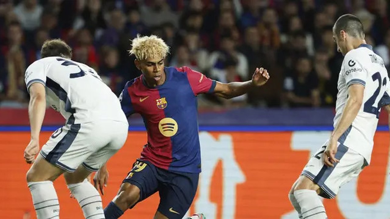 Pemain muda Barcelona, Lamine Yamal, berusaha melewati dua pemain Inter Milan, Carlos Augusto dan Henrikh Mkhitaryan dalam leg pertama semifinal Liga Champions di Estadio Olimpic Lluis Compan