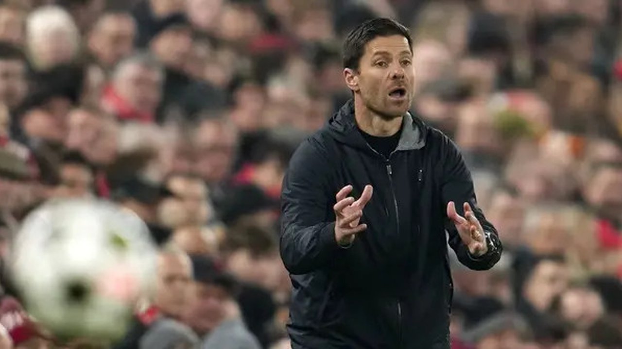 Pelatih Bayer Leverkusen, Xabi Alonso memberikan arahan kepada pemainnya dalam laga lanjutan Liga Champions 2024/2025 melawan Liverpool yang berlangsung di Anfield, Liverpool, Inggris, Rabu (