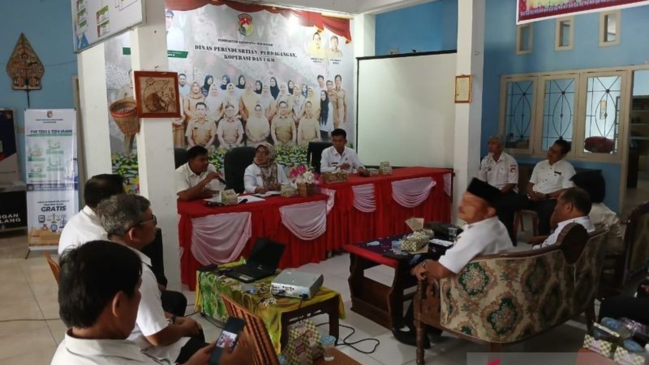 Pemerintah Kabupaten Mukomuko menggandeng 17 desa untuk mengelola retribusi pasar rakyat, dengan target Pendapatan Asli Daerah (PAD) sebesar Rp300 juta pada tahun 2025.